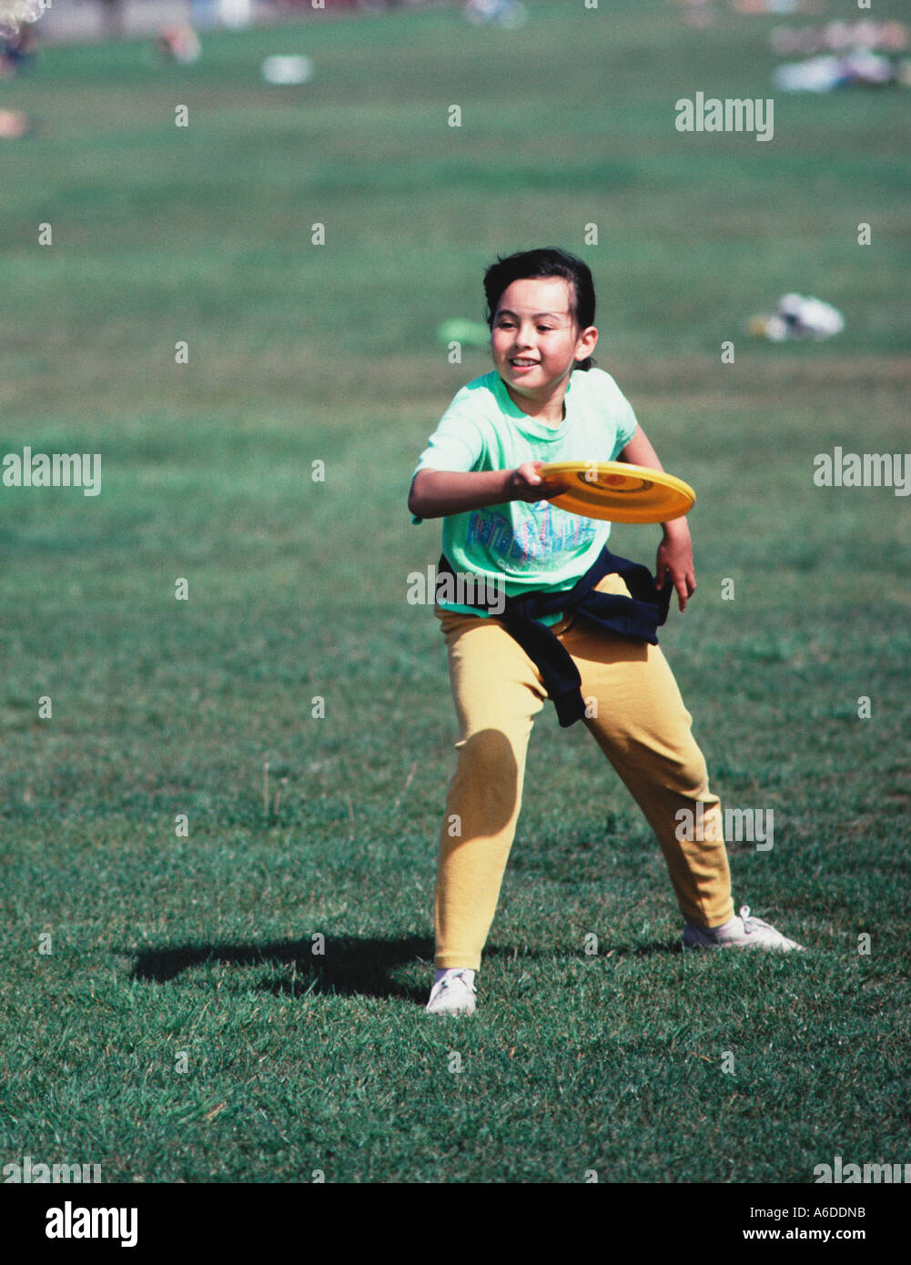 12704 nove 9 anno vecchia ragazza riproduce frisbee Foto Stock