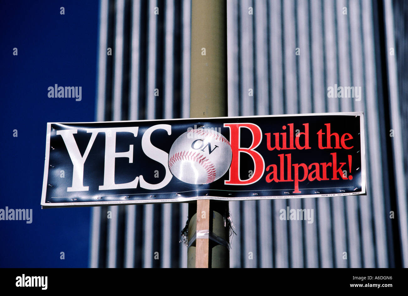 22745 manifesto politico sollecitando il sostegno di un voto positivo sulla proposizione B per costruire un altro stadium ballpark per un pro baseball Foto Stock