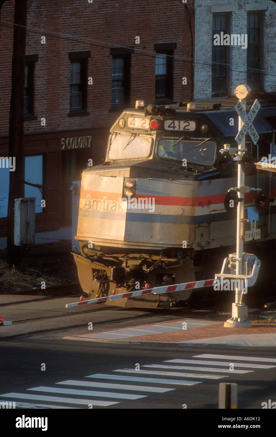 Amtrak treno diesel in corrispondenza di un incrocio di treni di gate locomotive città di trasporto Foto Stock