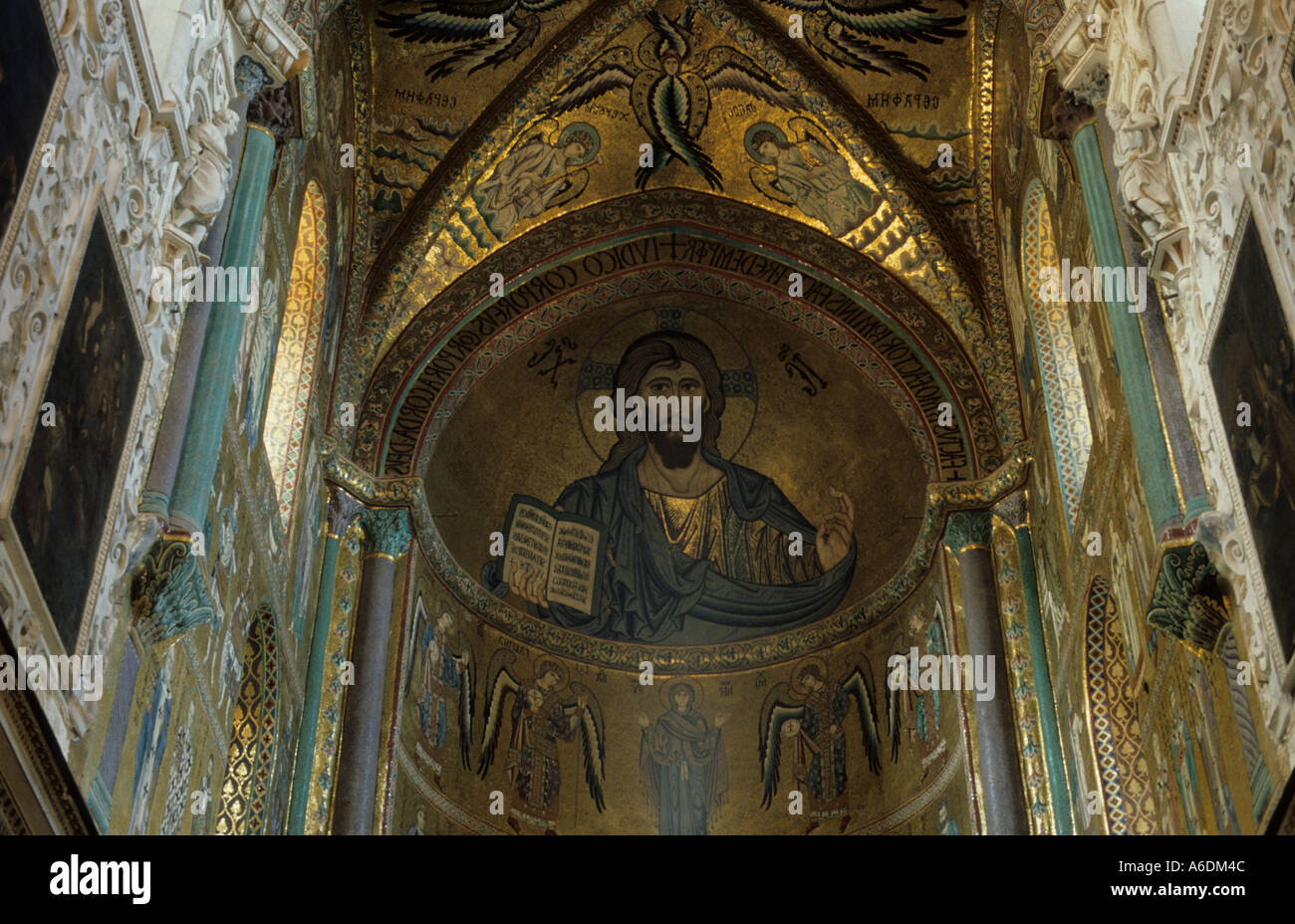 Cristo onnipotente e altri mosaici abside duomo di Cefalù Sicilia Italia Foto Stock