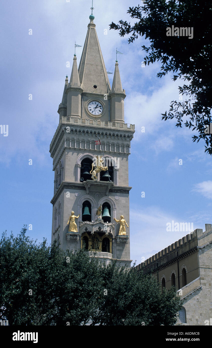 Campanile torre campanaria con carillon cattedrale duomo Messina Sicilia Italia Foto Stock