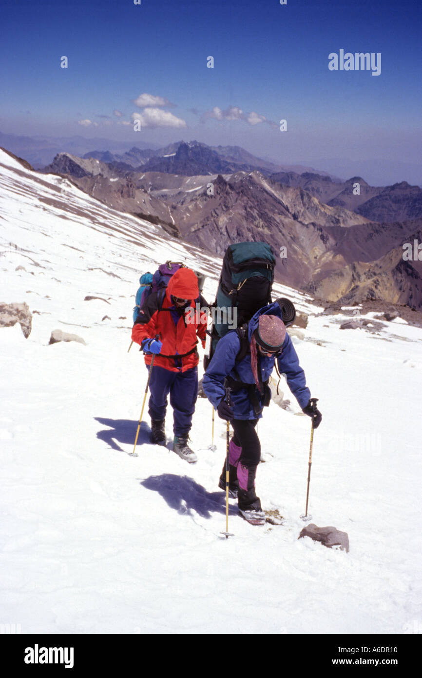 Gli alpinisti backpacking in altitudine avvicinando Nido de Condores sul Monte Aconcagua in Argentina Foto Stock