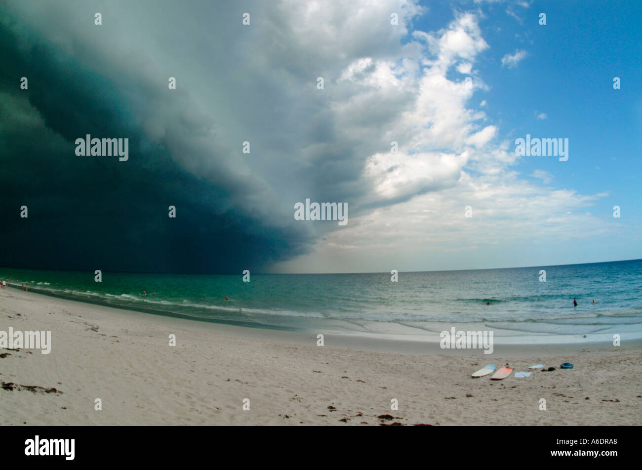 Tempesta davanti si spostano nel litorale meteo beach ocean maltempo Foto Stock