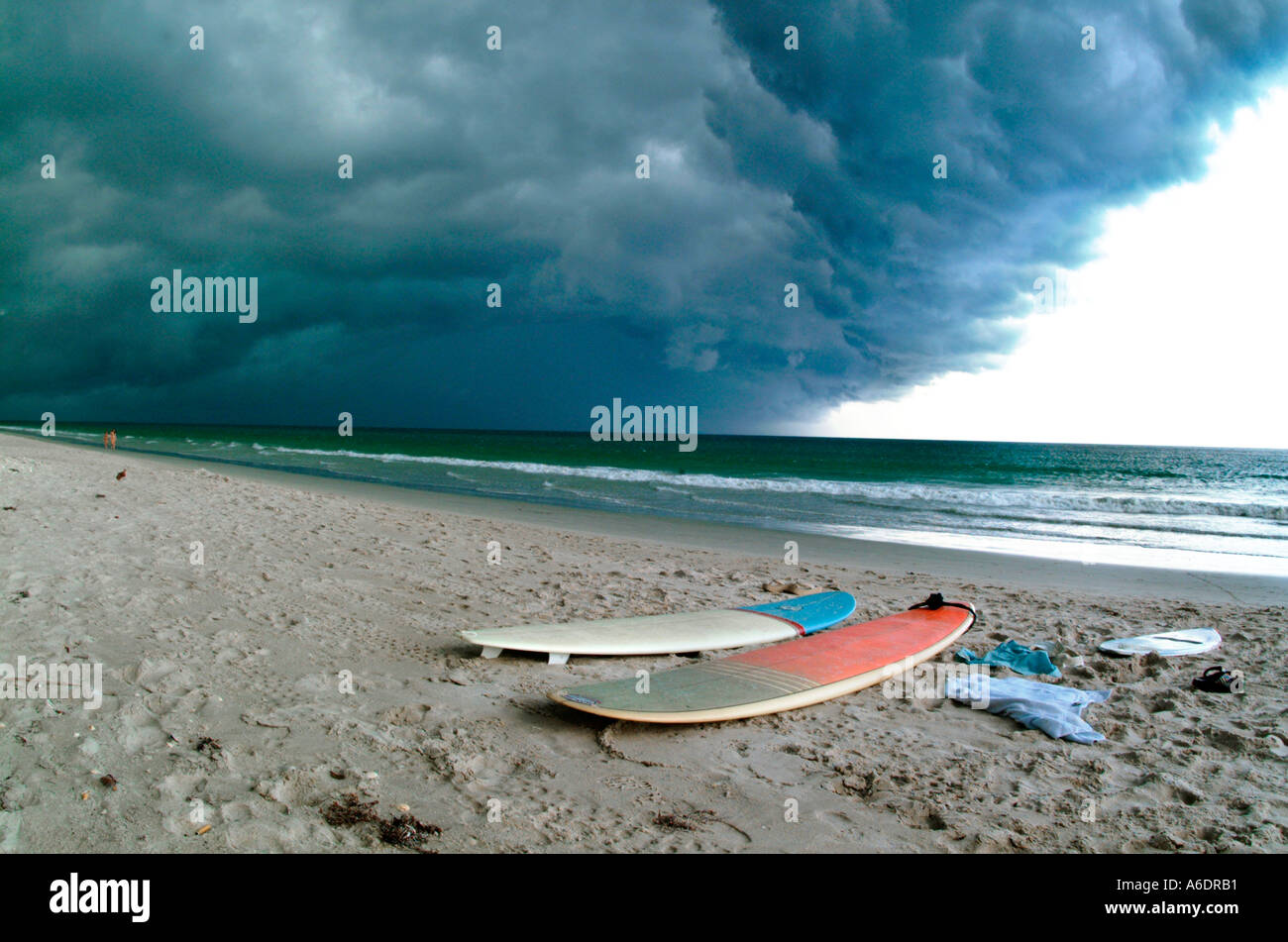 Tempesta davanti m0ving sulla battigia meteo beach ocean surf tavole da surf Foto Stock