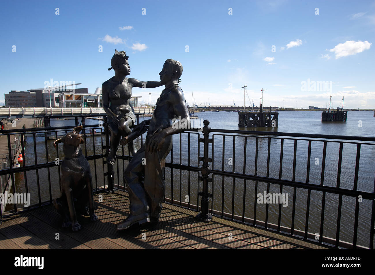 "People Like Us" scultura, la Baia di Cardiff Galles del Sud, Regno Unito Foto Stock