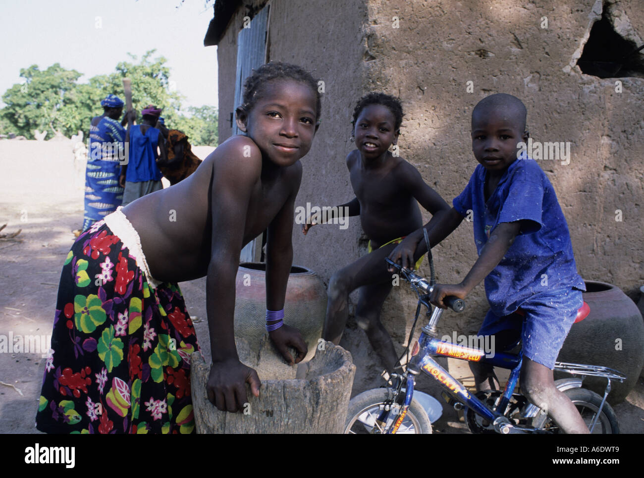 I bambini in un coltivatore di cotone s village Salia nella regione Beleco Mali Foto Stock