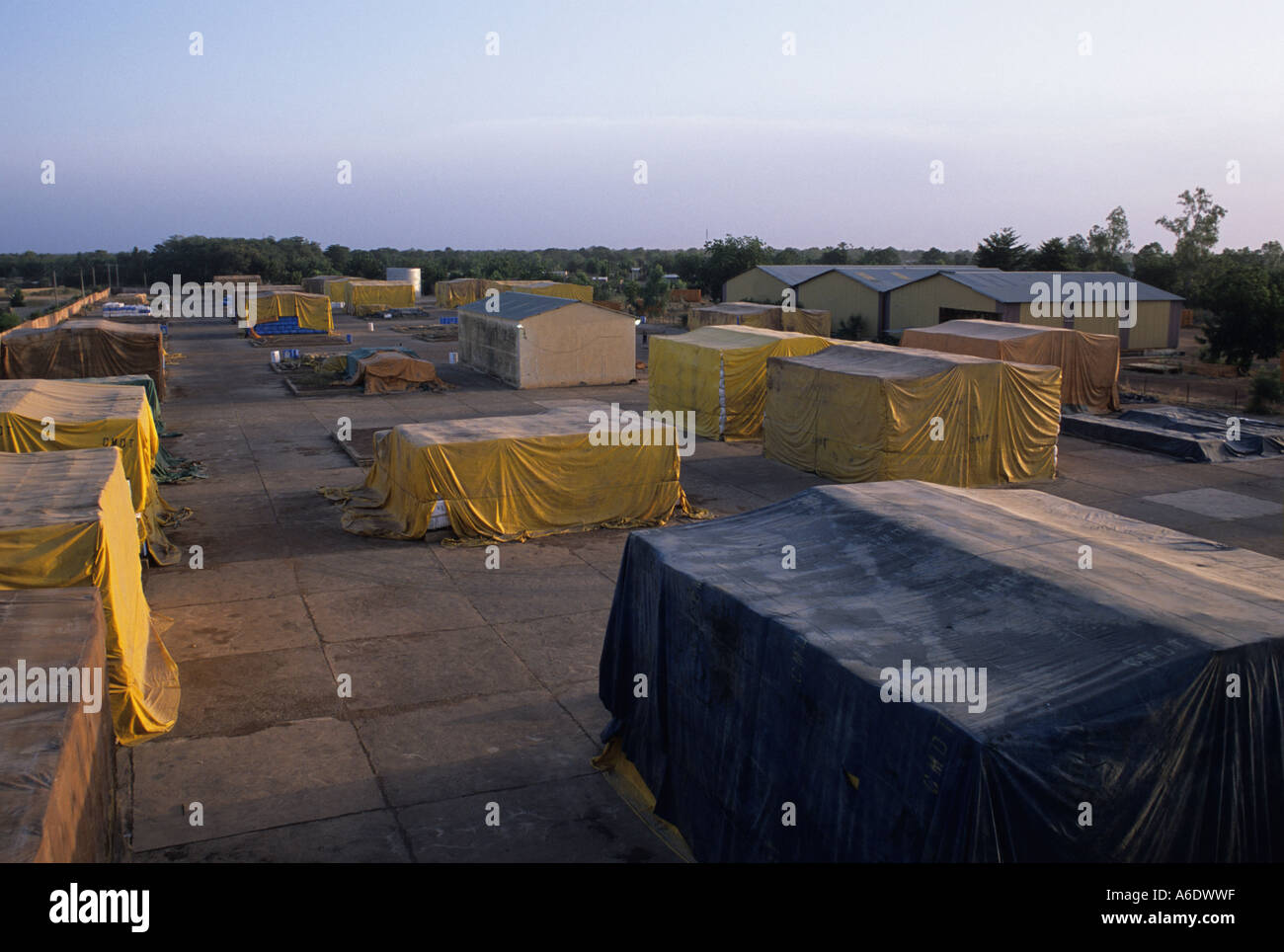 Balle di cotone in attesa di essere esportate a Bamako Mali Foto Stock