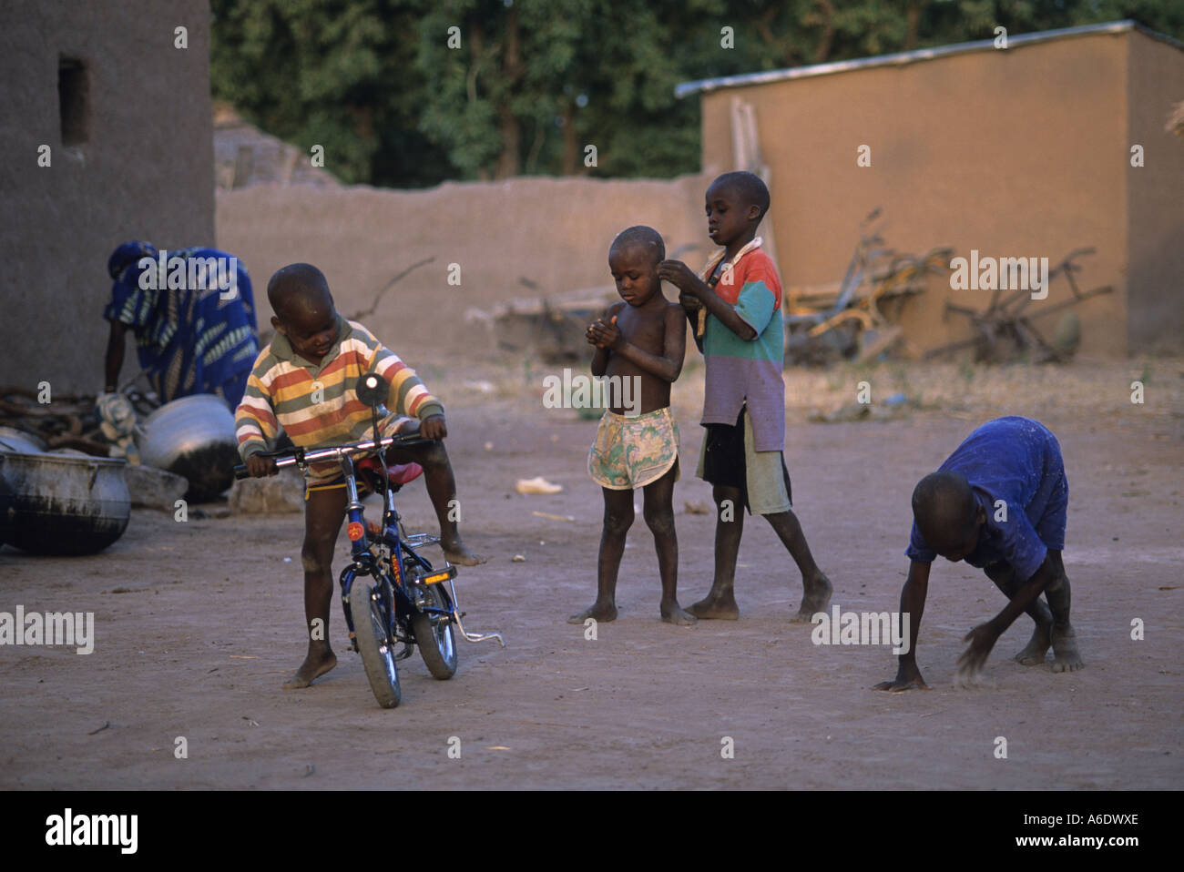 I bambini in un coltivatore di cotone s village Salia nella regione Beleco Mali Foto Stock