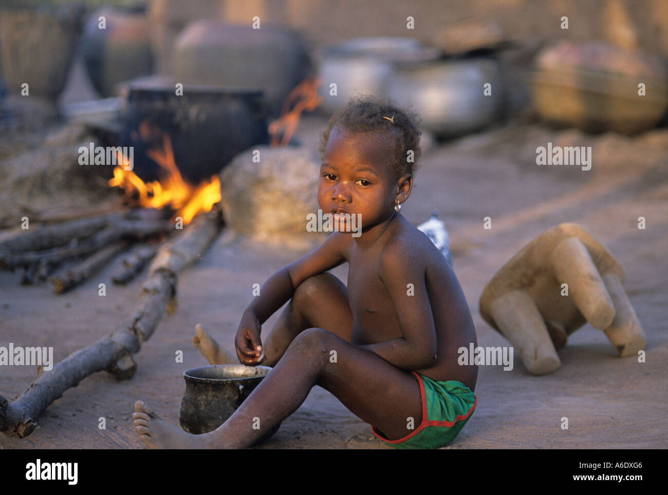 Bambino in un coltivatore di cotone s village Salia nella regione Beleco Mali Foto Stock