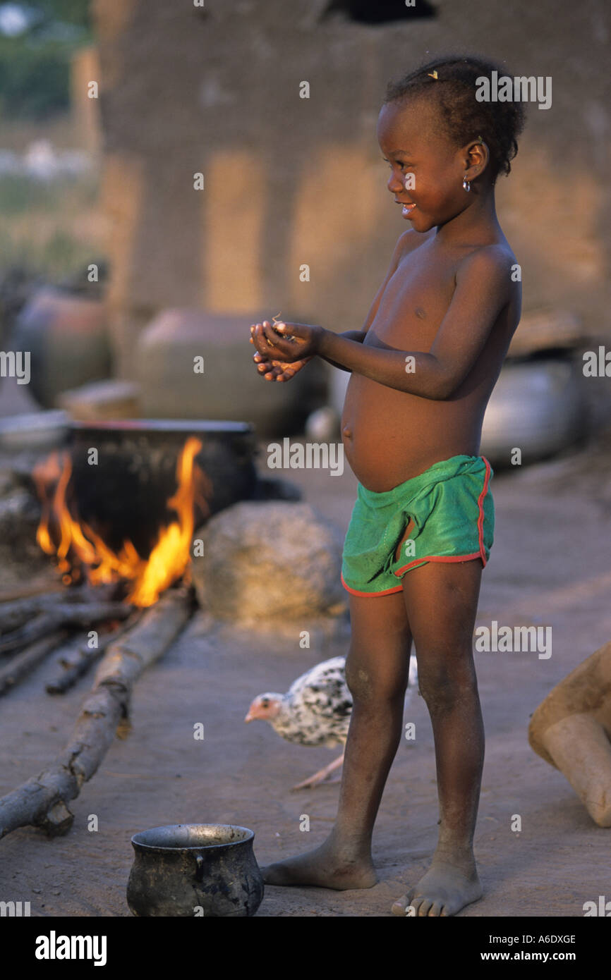Bambino in un coltivatore di cotone s village Salia nella regione Beleco Mali Foto Stock