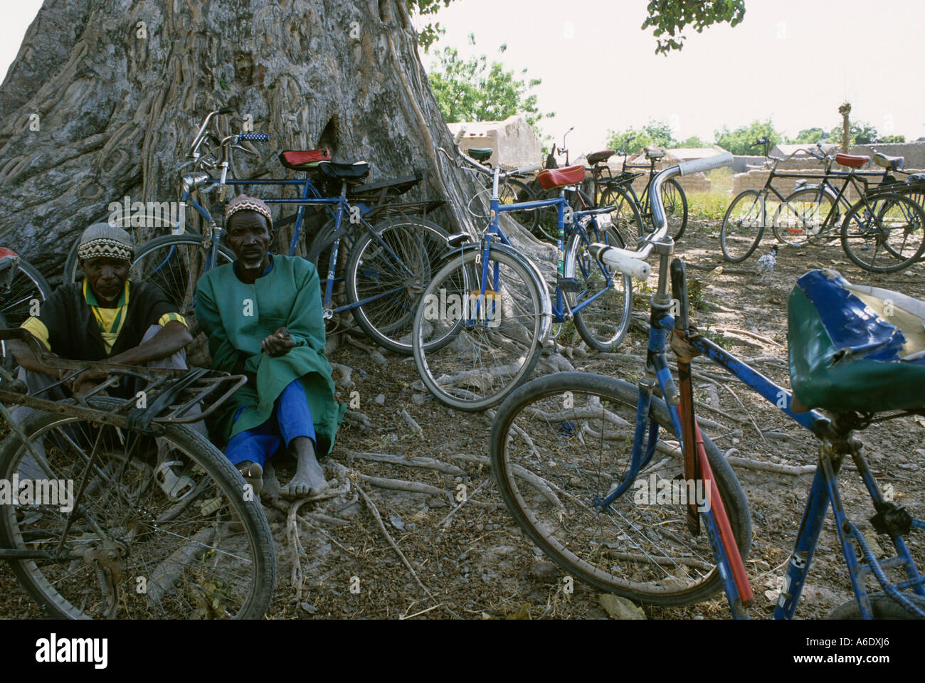 In attesa in ombra in un coltivatore di cotone s village Salia nella regione Beleco Mali Foto Stock