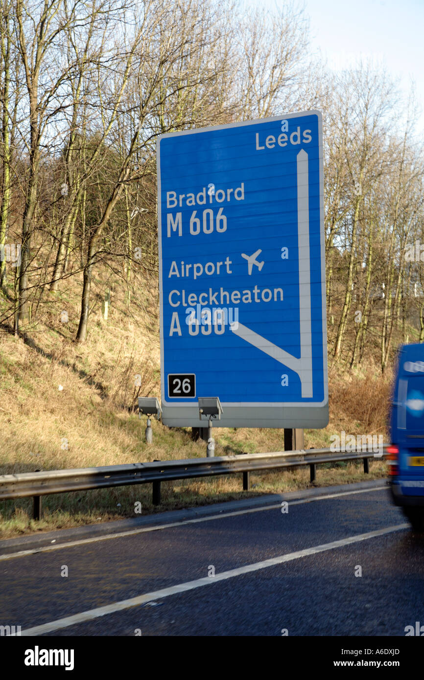 M62 cartello autostradale allo svincolo 26 segno di Bradford Cleckheaton e l'aeroporto Leeds Bradford UK Foto Stock