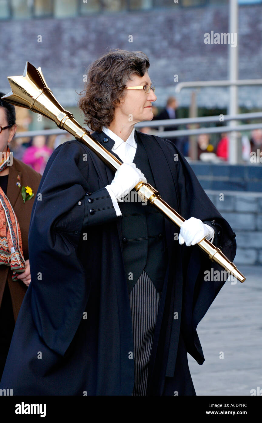 Il nuovo cerimoniale di macis arrivando all'apertura del Senedd National Assembly for Wales Cardiff Bay South Wales UK Foto Stock