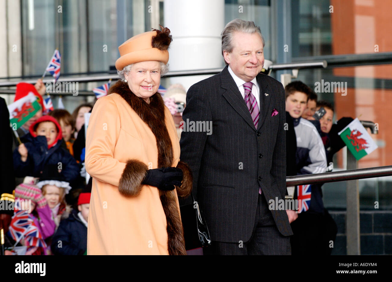 Queen Elizabeth II scortato da presiedere Officer Signore Dafydd Elis Thomas all'apertura della National Assembly for Wales UK Foto Stock