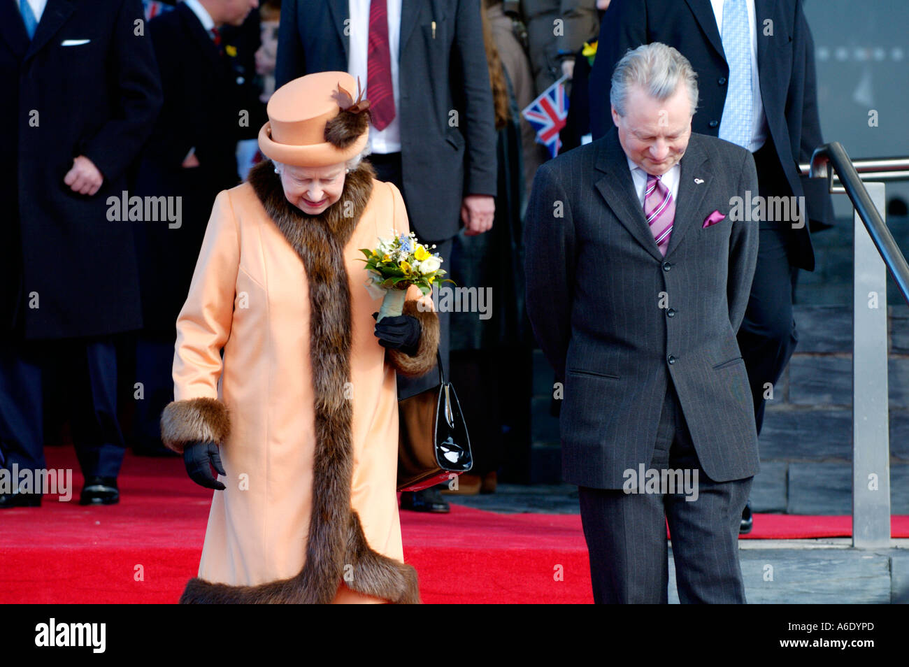 Queen Elizabeth II scortato da presiedere Officer Signore Dafydd Elis Thomas all'apertura della National Assembly for Wales UK Foto Stock