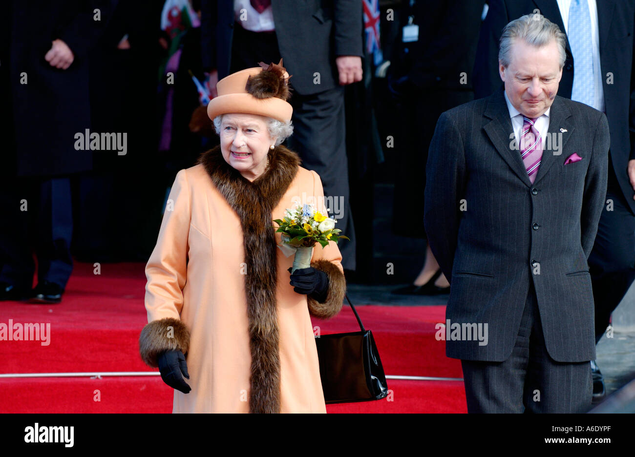 Queen Elizabeth II scortato da presiedere Officer Signore Dafydd Elis Thomas all'apertura della National Assembly for Wales UK Foto Stock