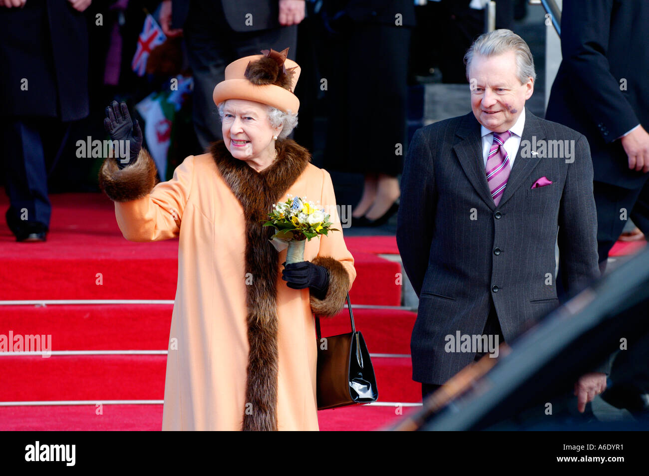 Queen Elizabeth II scortato da presiedere Officer Signore Dafydd Elis Thomas all'apertura della National Assembly for Wales UK Foto Stock