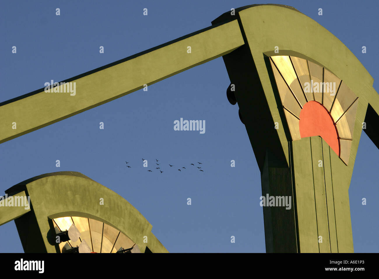 DEU, Germania, Francoforte, 01.12.2003, sugli uccelli selvatici al di sopra del ponte Floesser. Uno stormo di uccelli selvatici - gru? - Vele tra il Foto Stock