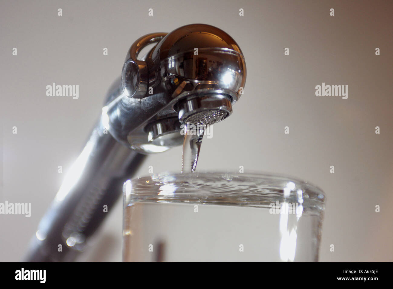 Acqua potabile versando in vetro, toccare Foto Stock