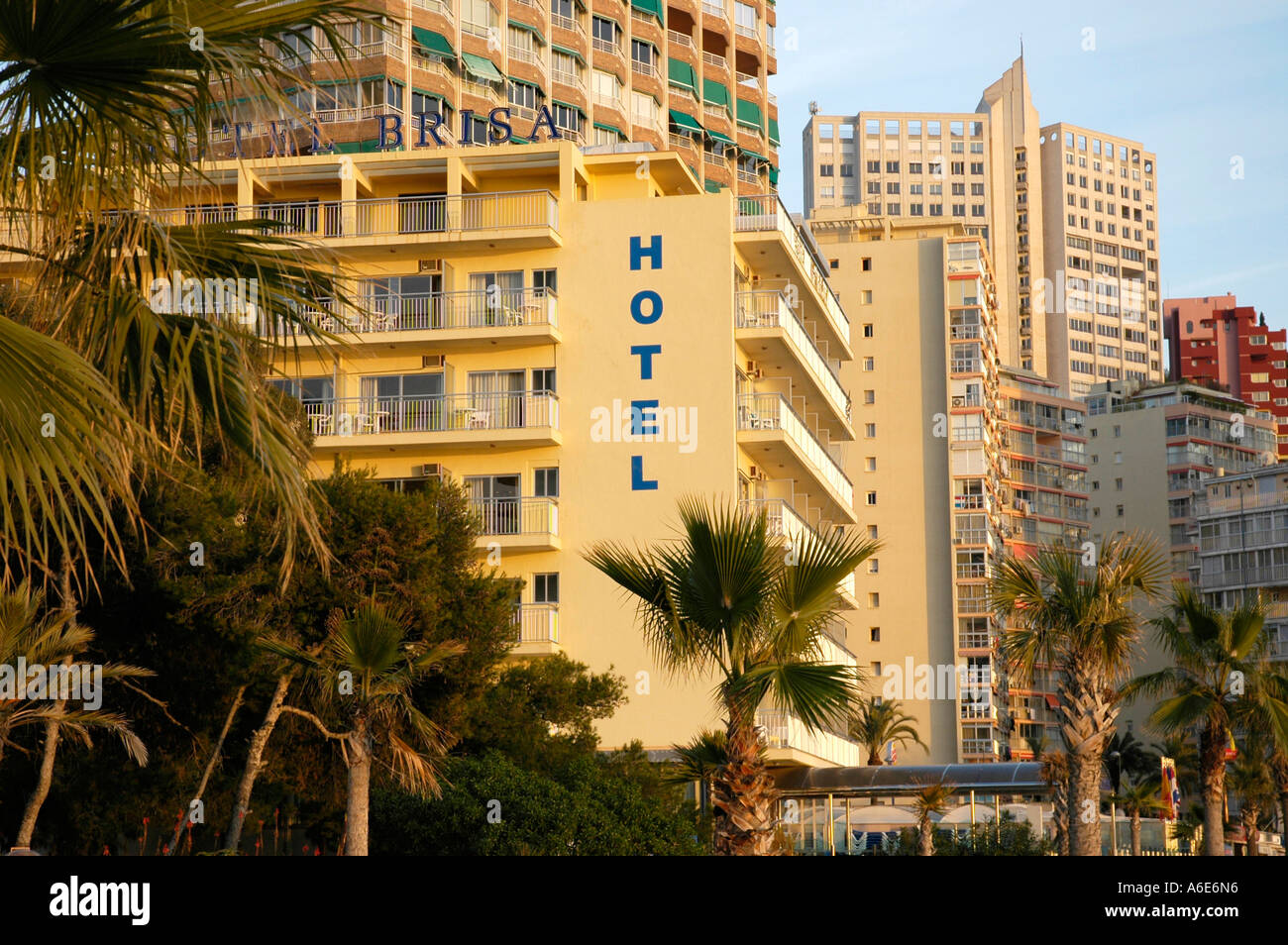 Hotel Brisa prima multistoried edifici presso la Playa de Levante di Benidorm, Costa Blanca, Spagna Foto Stock