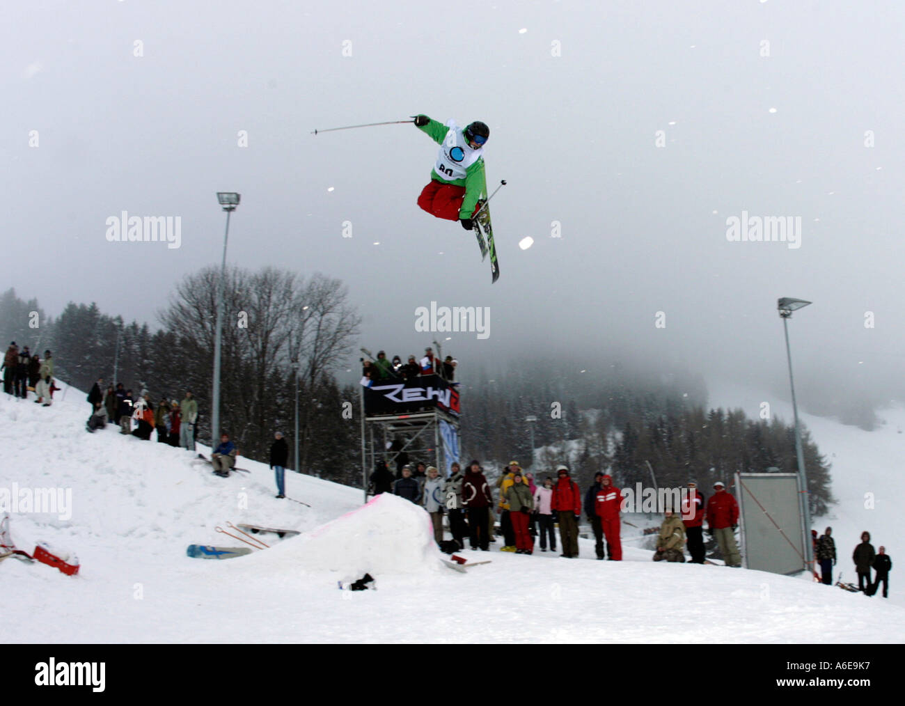 Trucco sciatore salto in alto, Oberwiesenthal, Fichtelberg, Monti Metalliferi, Erz Monti Metalliferi, Bassa Sassonia, Germania Foto Stock