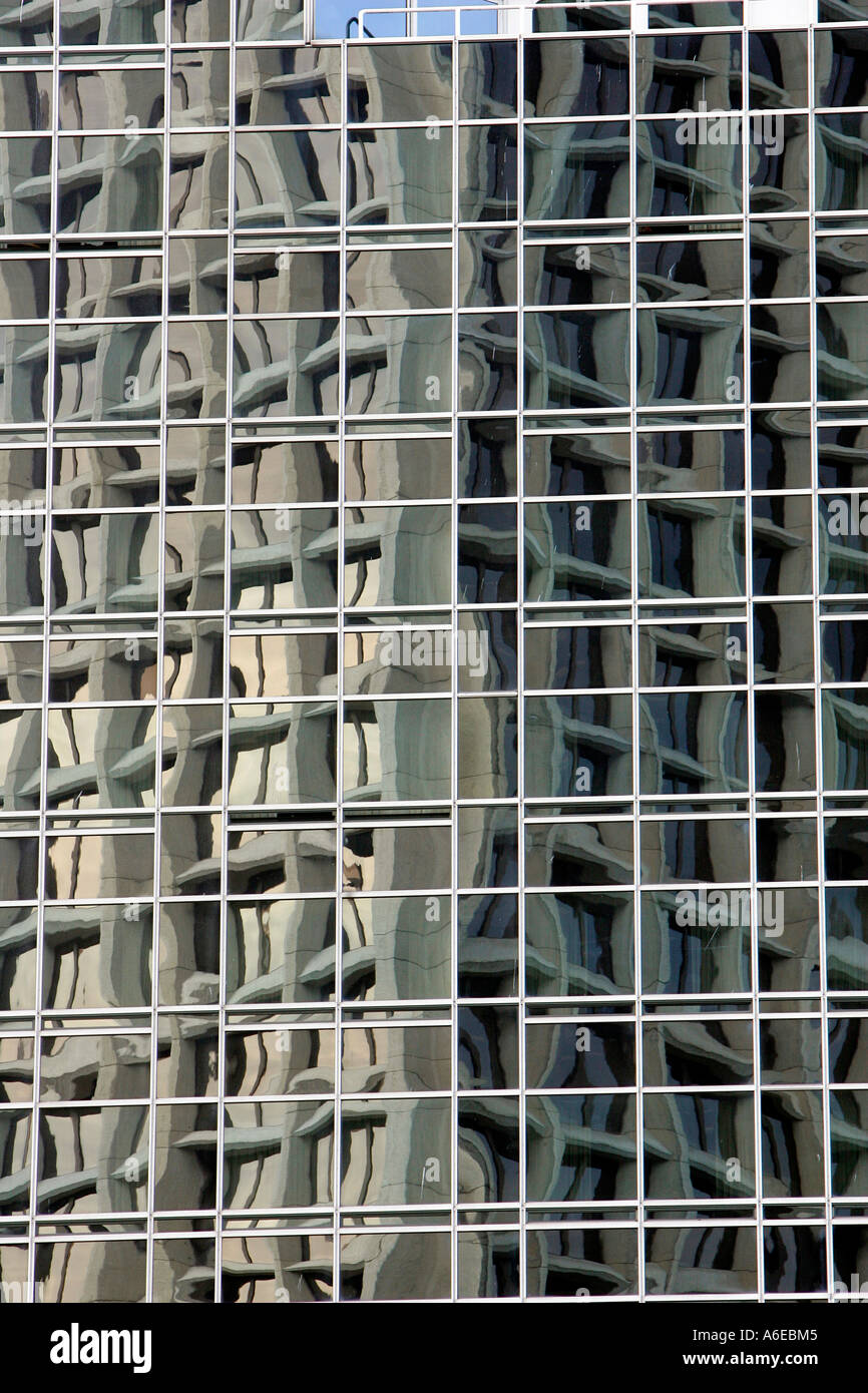 Riflessioni sulla facciata di un edificio per uffici a Vancouver, British Columbia, Canada Foto Stock