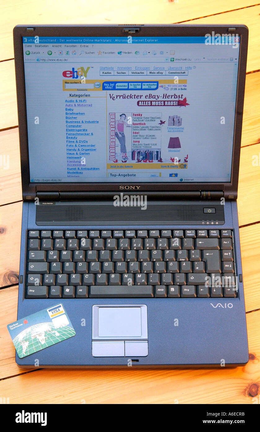Shopping a ebay con un computer portatile e una carta di credito Foto Stock