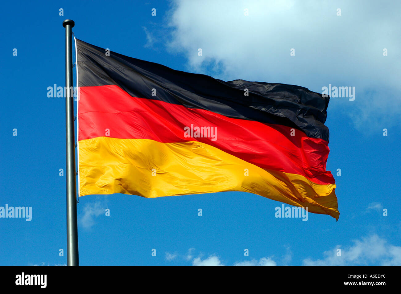 Bandiera tedesca onde nel cielo blu Foto Stock