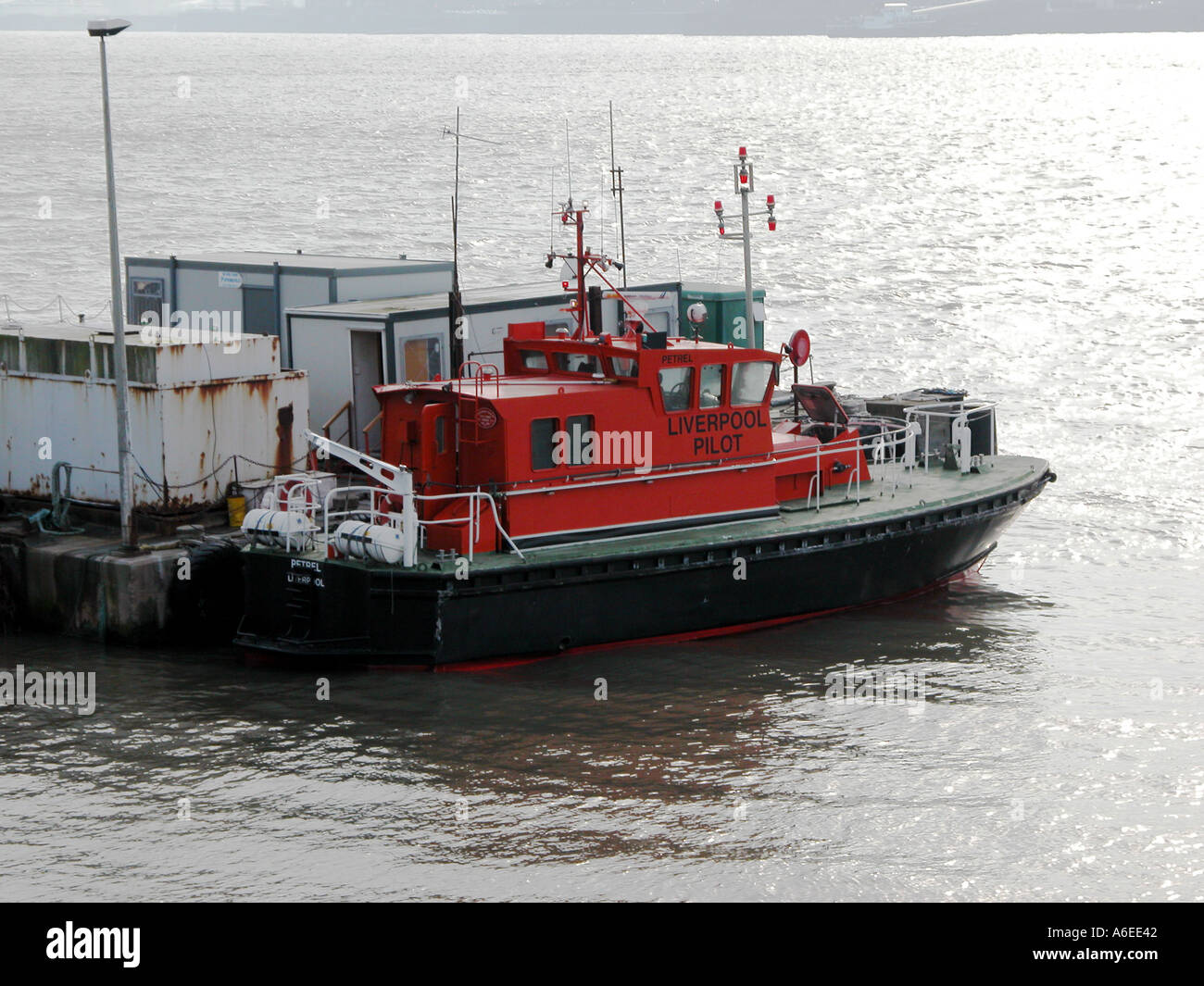 Il pilota di Liverpool imbarcazione attraccata al fianco di un molo galleggiante nel fiume Mersey Liverpool Foto Stock