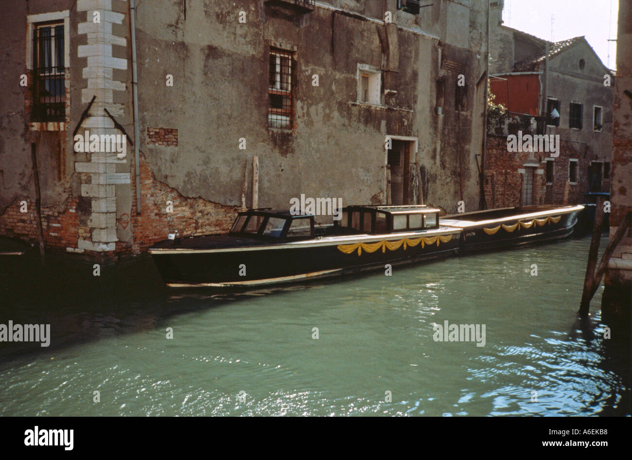 "Funebre ormeggiata su un lato Canal, Venezia, Italia" Foto Stock