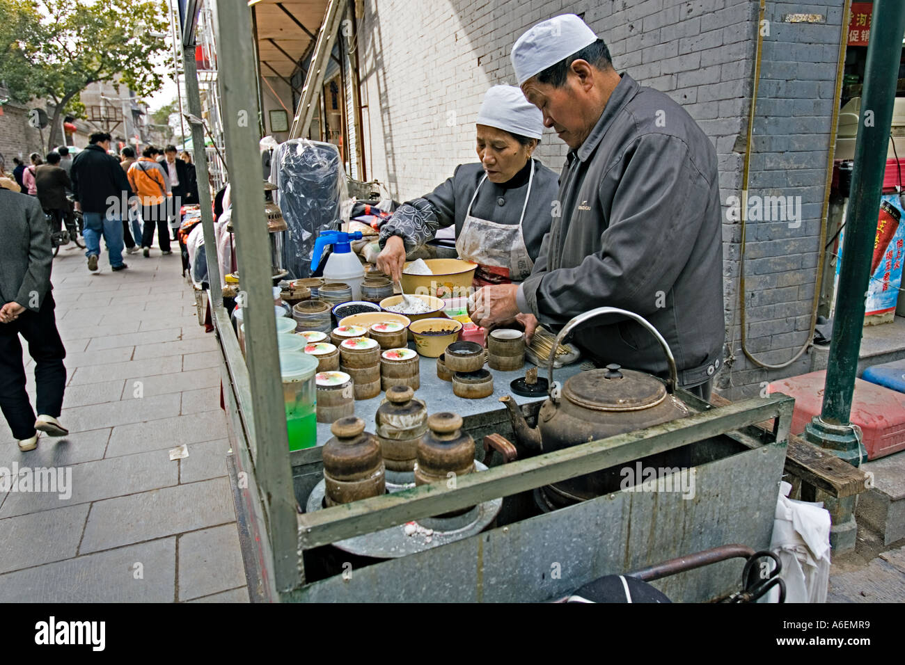 Cina XIAN ambulanti preparazione decorate torte dolci a vendere su carrello nel Quartiere Musulmano di vecchi Xi'an Foto Stock