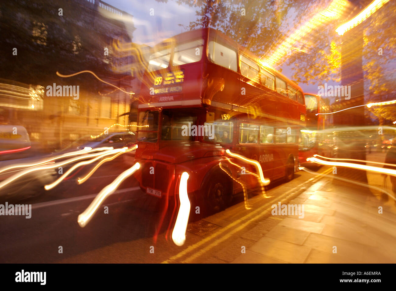 La vecchia Londra autobus Routemaster in serata astrattamente Foto Stock