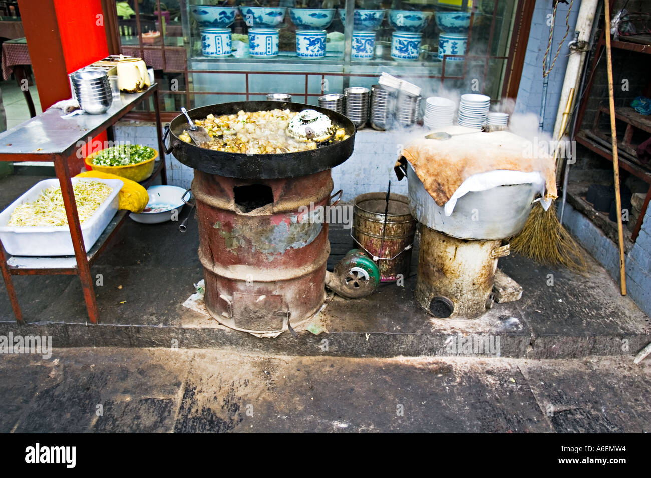 Cina Xi'An per la cottura di alimenti in opere di fortuna sulla strada nel quartiere musulmano di vecchi Xi'an Foto Stock