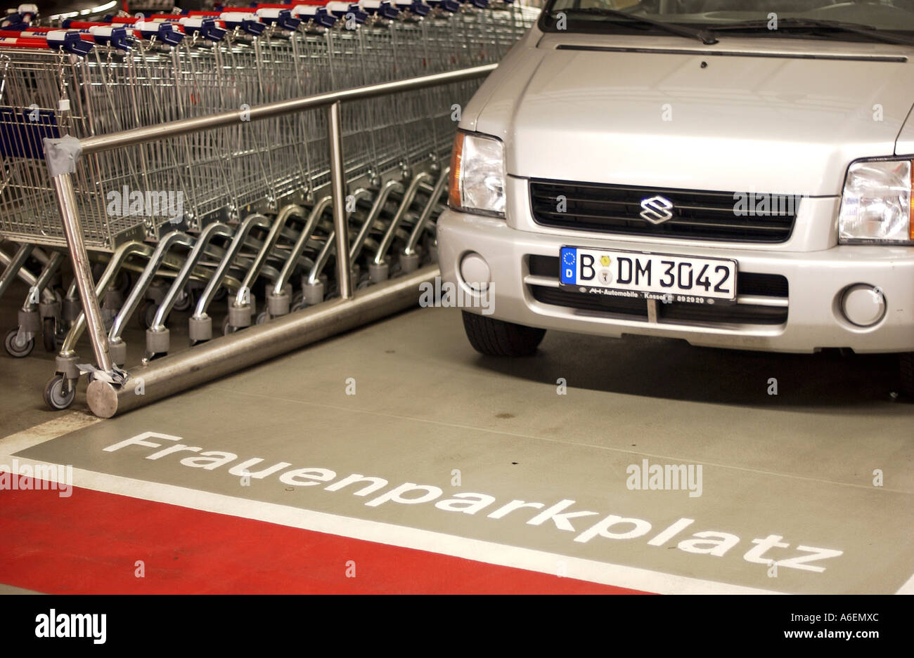 Autovettura di piccole dimensioni su ladies' spazio per parcheggiare in un parcheggio sotterraneo Foto Stock