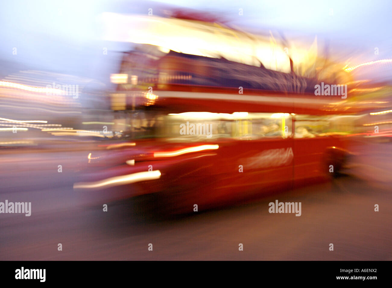 La vecchia Londra autobus Routemaster in serata, astrattamente Foto Stock