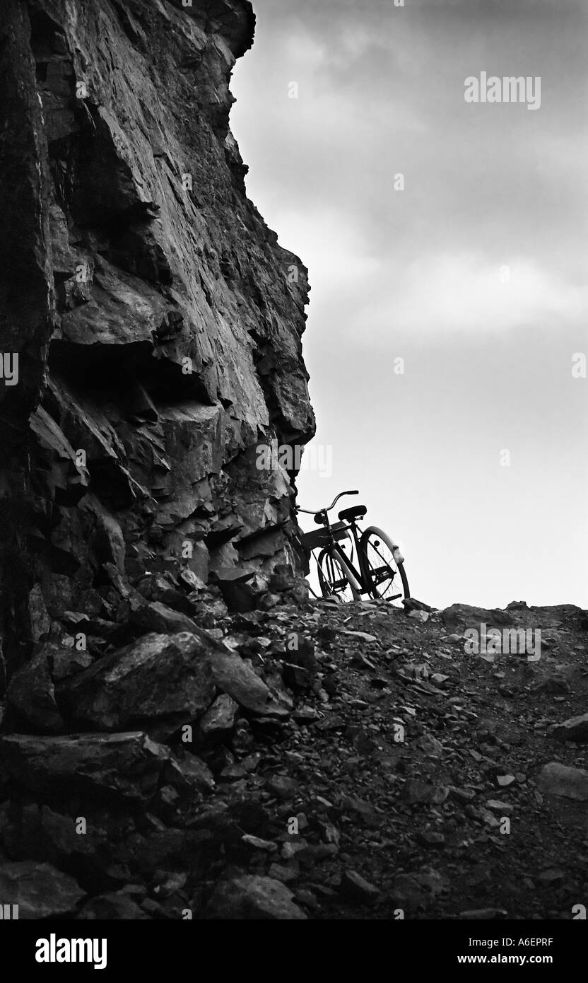Una linea bicicletta attende il suo proprietario al Red Rocks su Wellingtons robusto costa del sud Nuova Zelanda Foto Stock