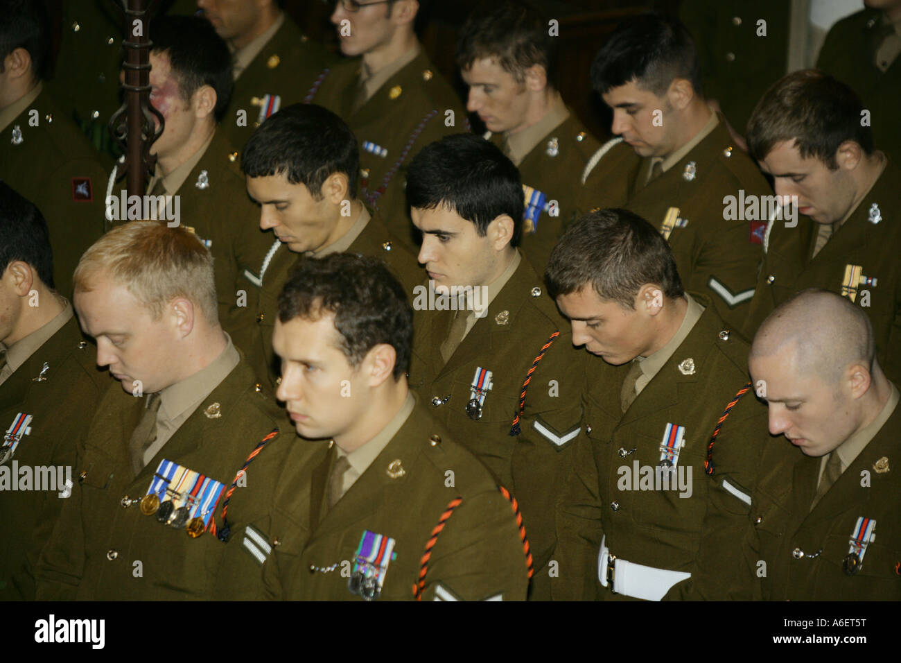 I soldati della sedicesima brigata aerea d'assalto frequentare un servizio di ringraziamento per le truppe in Afghanistan e in Iraq, Colchester, Regno Unito. Foto Stock