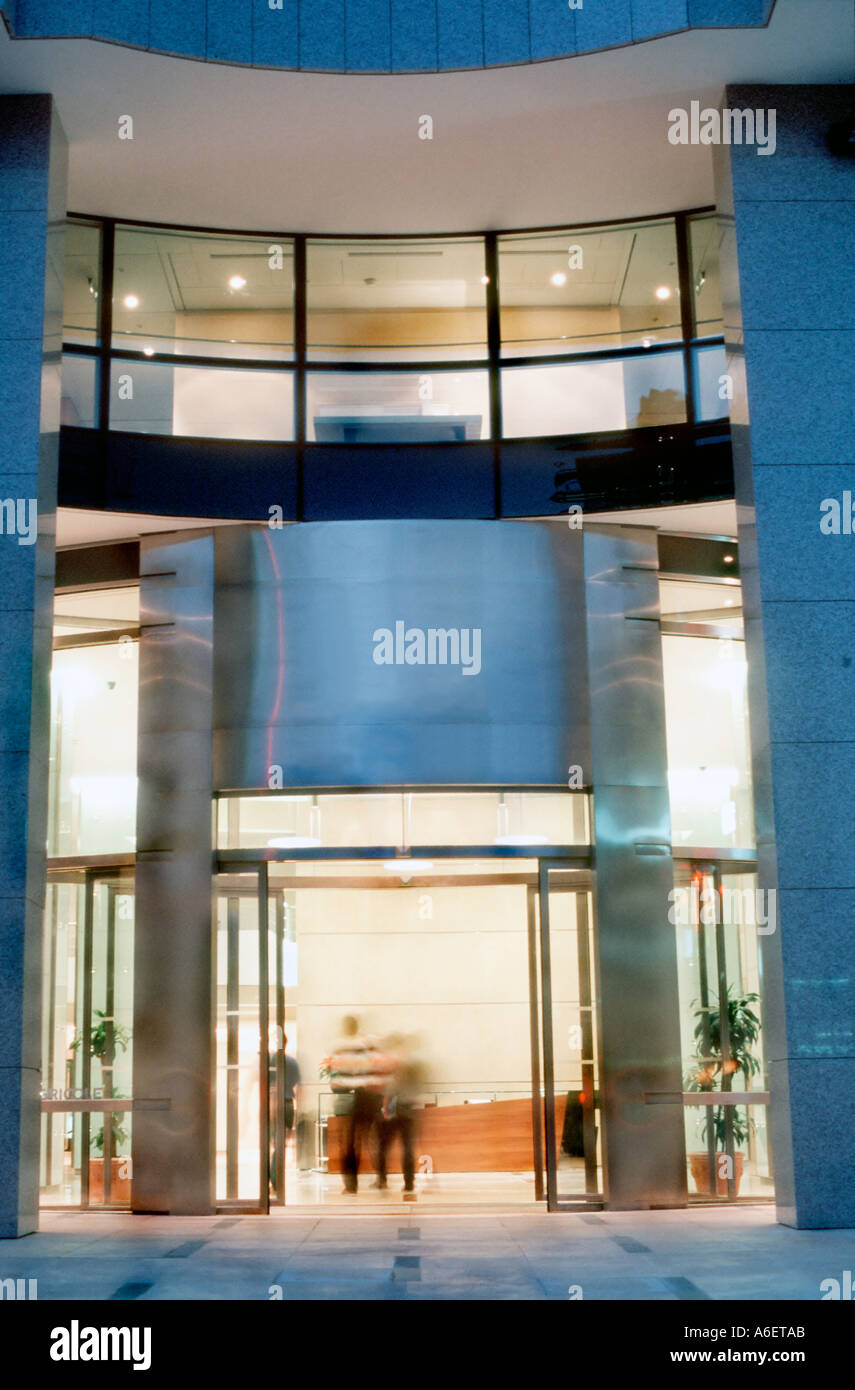 Parigi, Francia, sede centrale, Building Credit Bank Corporation 'Lit Up' ingresso frontale francia finestre di luce notte Foto Stock
