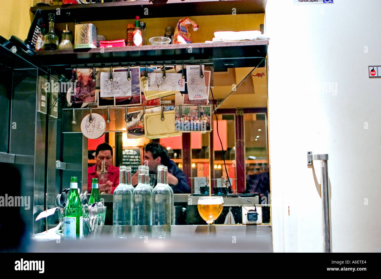 Parigi Francia, gli uomini che condividono un drink al Bar Francese in 'l'Autre Cafe' 'Rue Oberkampf' specchio riflessione viaggio alcol Vacanze locale bar quartiere Foto Stock