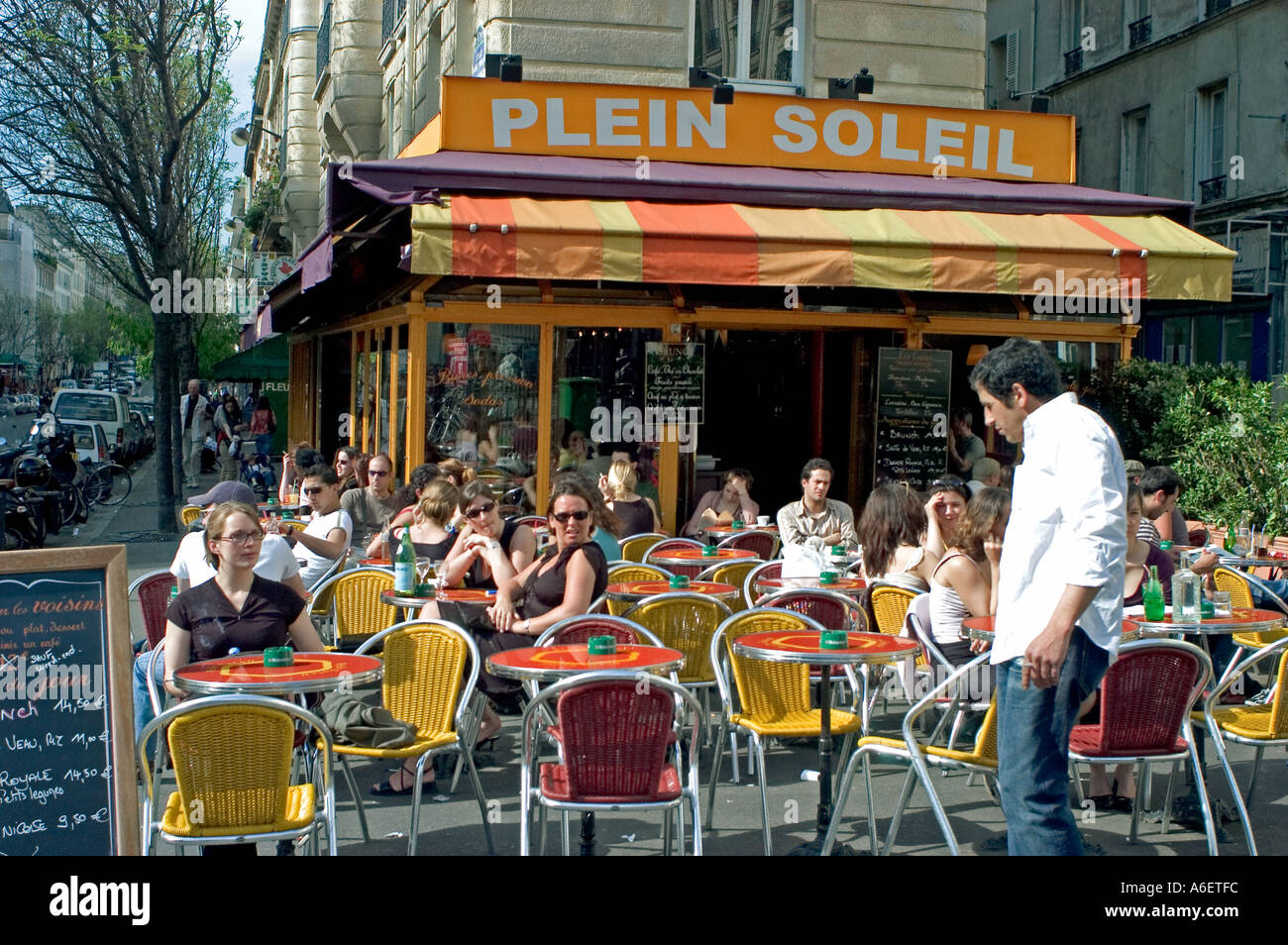 Parigi Francia, French Sharing Drinks, vivace scena di caffè di strada parigina , Sunny Street Terrace 'Plein Soleil' Oberkampf Distrcit, Foto Stock