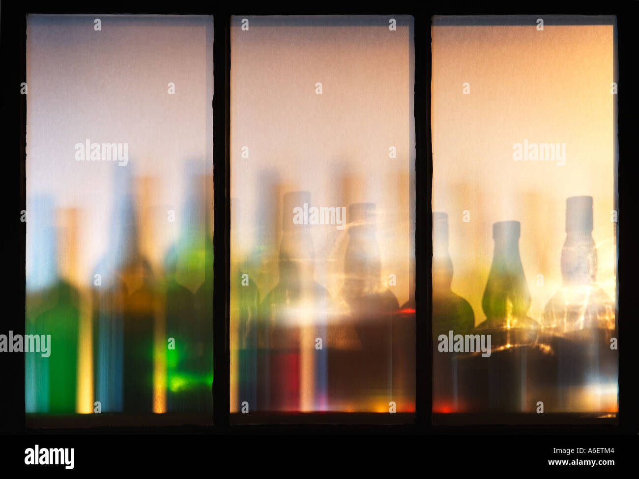 Bottiglie di liquore gettato ombre colorate in un ristorante bar Foto Stock