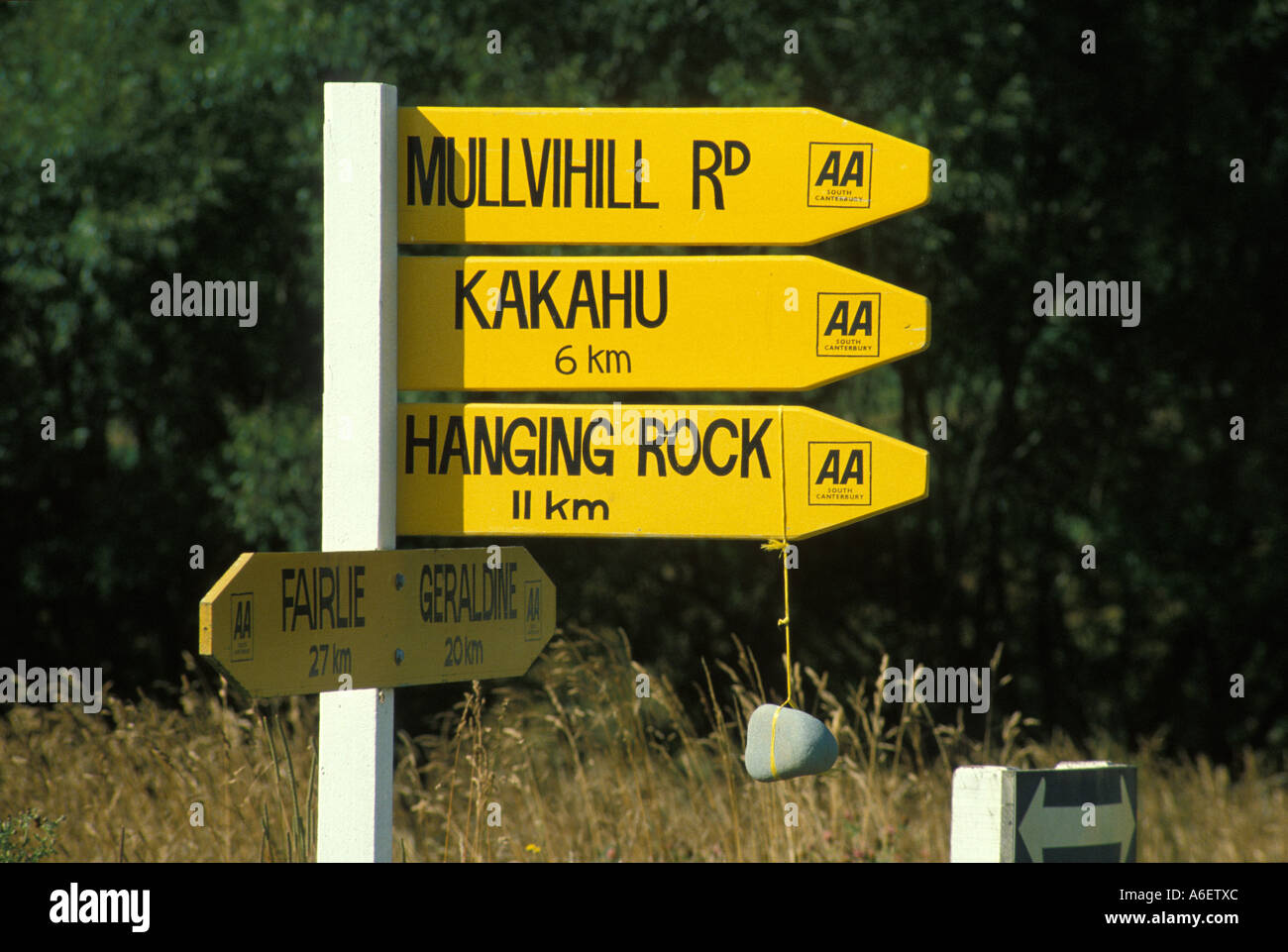 Cartello stradale che mostra Hanging Rock in Nuova Zelanda s Isola del Sud di cui qualcuno con un senso dell'umorismo ha appeso un rock Foto Stock
