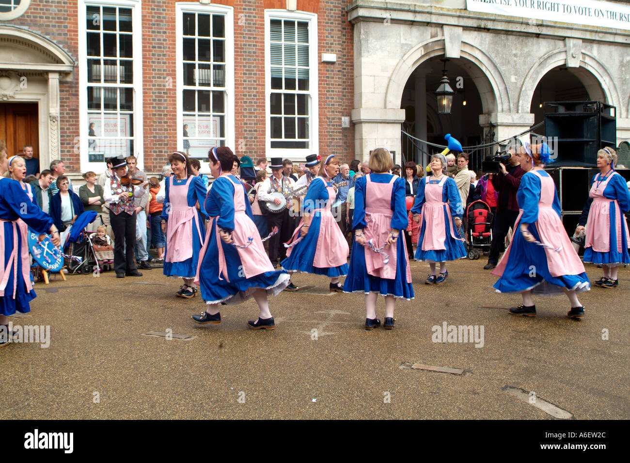 Femmine che indossa un tradizionale rosa e blu per intasare i ballerini custume durante un festival in Inghilterra Foto Stock