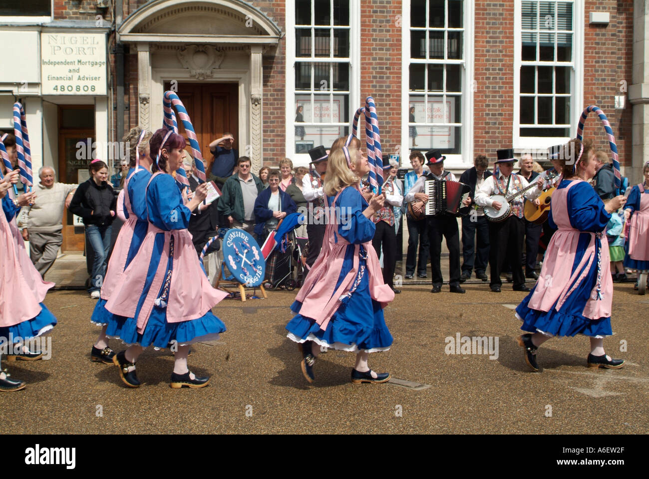 Femmine che indossa un tradizionale rosa e blu per intasare i ballerini custume durante un festival in Inghilterra Foto Stock