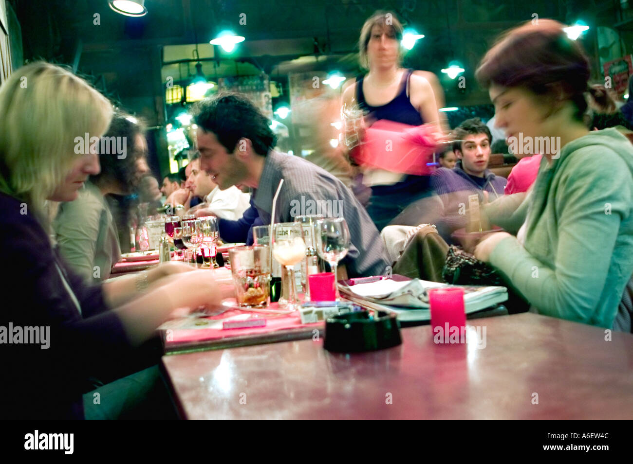 Parigi Francia, Interior French Bar Bistro Ristorante 'Café Charbon' persone di gruppo Donne, condividere i pasti, cenare all'interno, oberkampf parigi Foto Stock