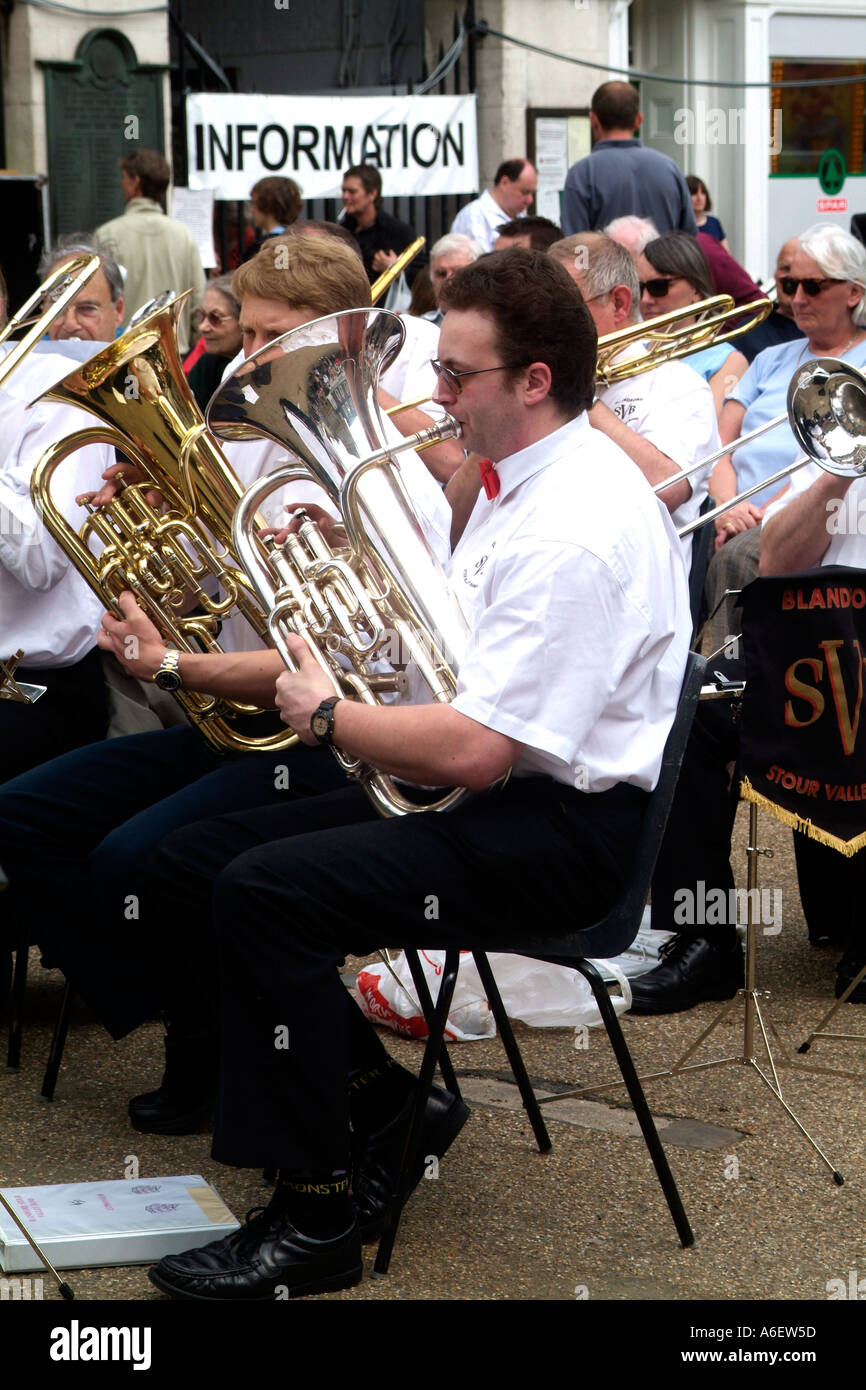 Un British Brass Band suona presso un weekend concerto all'aperto Foto Stock