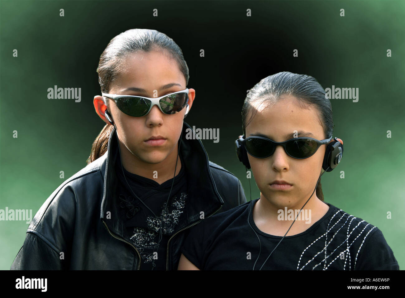 Due giovani ragazze vestirsi per porre come look-alikes dal film "Matrix" Foto Stock