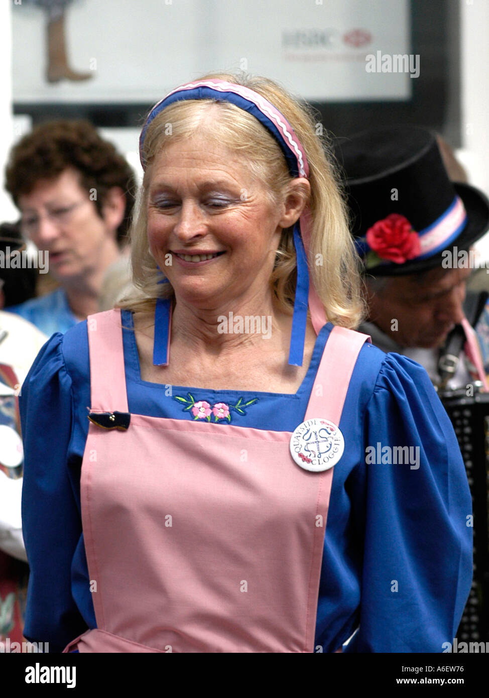Donna che indossa un tradizionale rosa e blu per intasare i ballerini custume durante un festival in Inghilterra Foto Stock
