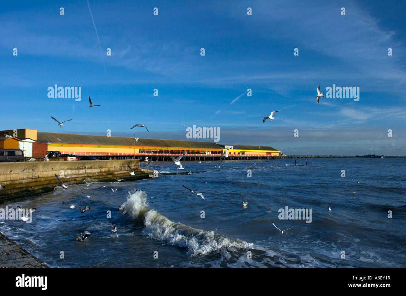 Walton on Naze il molo che si allunga verso il mare contro un cielo blu Foto Stock