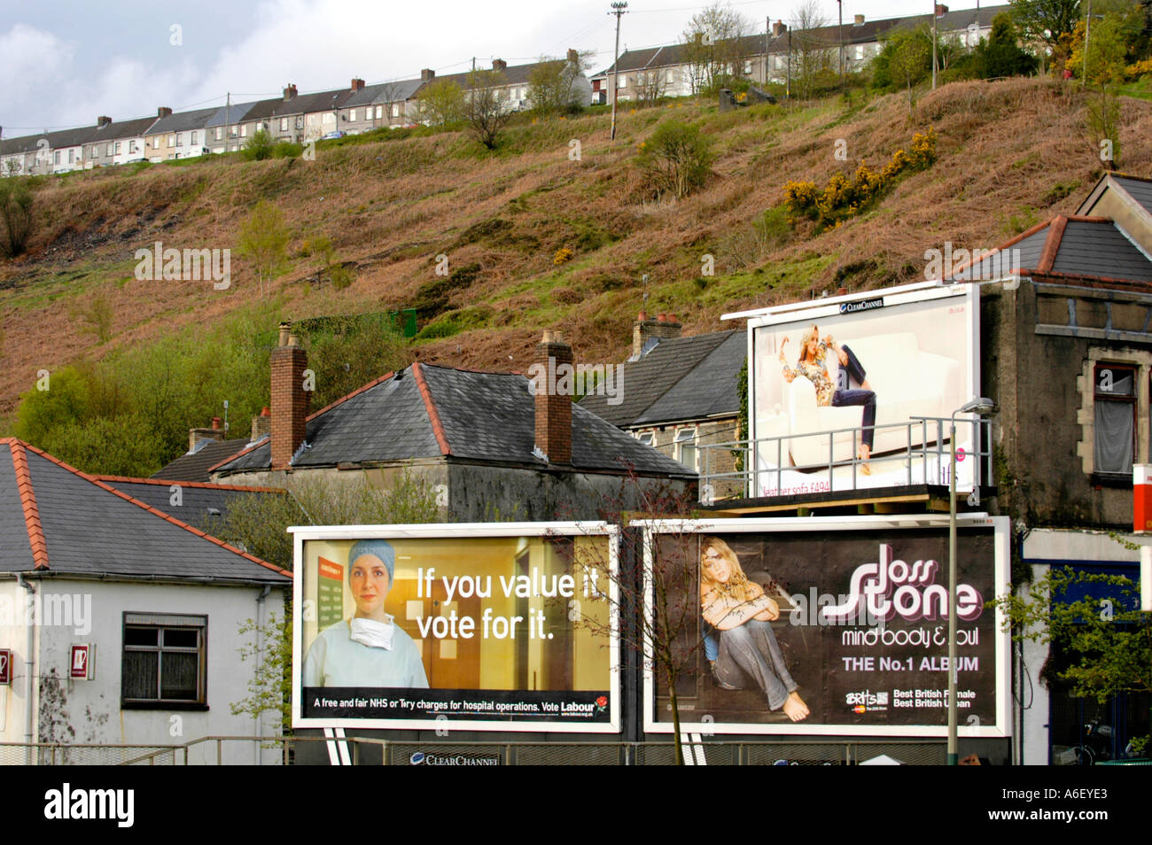 Partito Laburista cartellone elettorale raffigurante ospedaliera ClearChannel sul sito di Billboard in Crumlin Blaenau Gwent South Wales UK Foto Stock